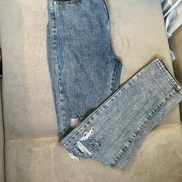 PrettyLittleThing Ripped Straight Leg Jeans - Picture 9 of 10